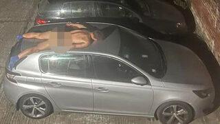 Yarı çıplak bir şekilde arabanın üzerine çıktı! Boylu boyunca uzanıp uykuya daldı