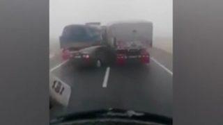 Kazayı çekerken türkü söyleyen kamyoncu gündem oldu