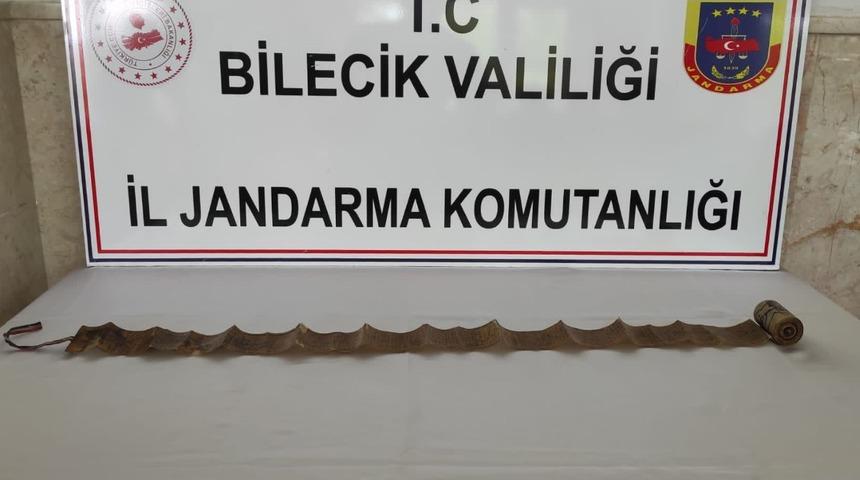 Bilecik'te tarihi eser niteliğinde olduğu değerlendirilen yılan derisine yazılı dini eser ele geçirildi