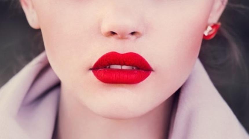 Dudak dolgusu ile doğal ve şekilli dudaklar