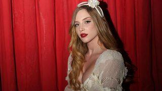 Mahkum'un Sasha'sı Hayal Köseoğlu bikini üstü ve mini eteğiyle poz verdi! 