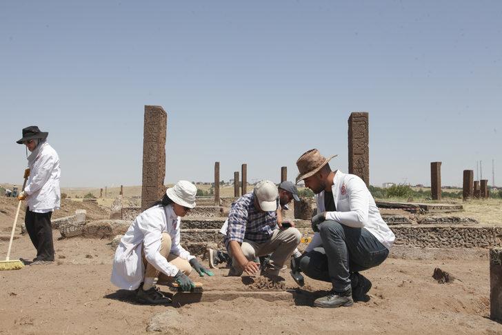 Ahlat Selçuklu Meydan Mezarlığında 41 yeni mezar ortaya çıkarıldı G3