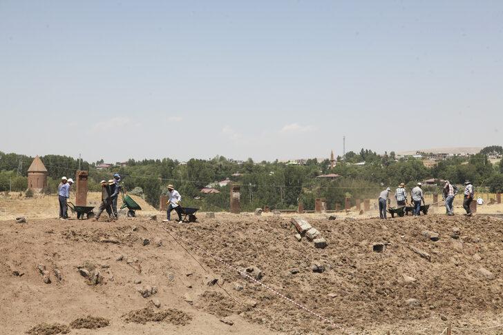 Ahlat Selçuklu Meydan Mezarlığında 41 yeni mezar ortaya çıkarıldı G4