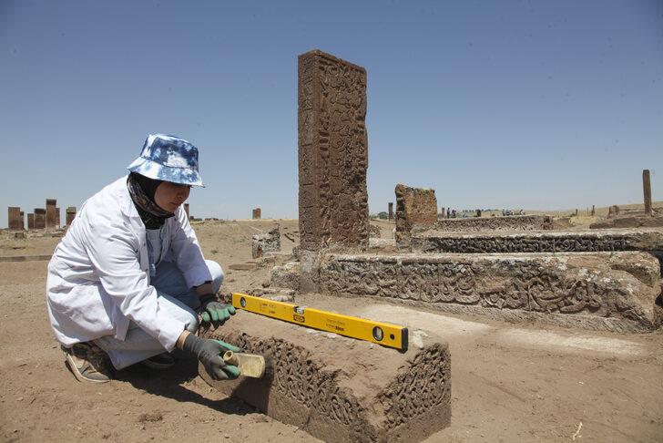 Ahlat Selçuklu Meydan Mezarlığında 41 yeni mezar ortaya çıkarıldı G5