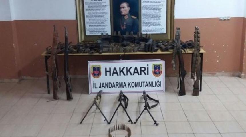 &Ccedil;ukurca'da  PKK'ya ait siyah ve m&uuml;himmat ele ge&ccedil;irildi