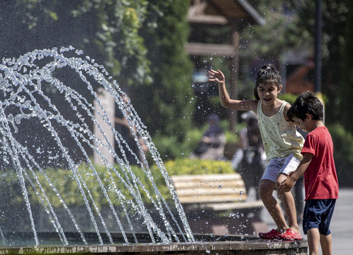 Erzurum'da sıcaktan bunalanlar s&uuml;s havuzları kenarında ve yeşil alanlarda serinliyor