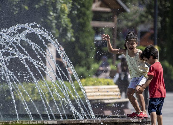 Erzurum'da sıcaktan bunalanlar süs havuzları kenarında ve yeşil alanlarda serinliyor G1