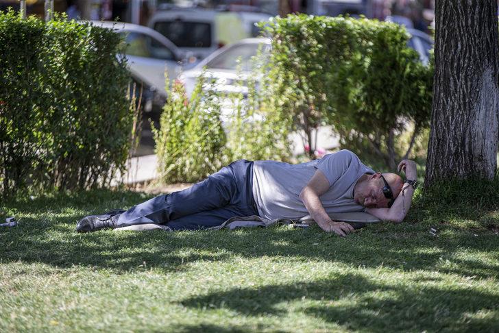 Erzurum'da sıcaktan bunalanlar süs havuzları kenarında ve yeşil alanlarda serinliyor G2