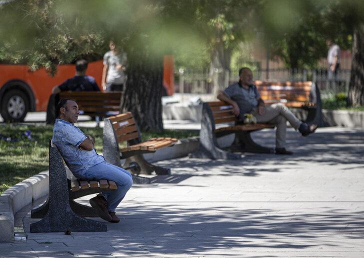 Erzurum'da sıcaktan bunalanlar süs havuzları kenarında ve yeşil alanlarda serinliyor G3
