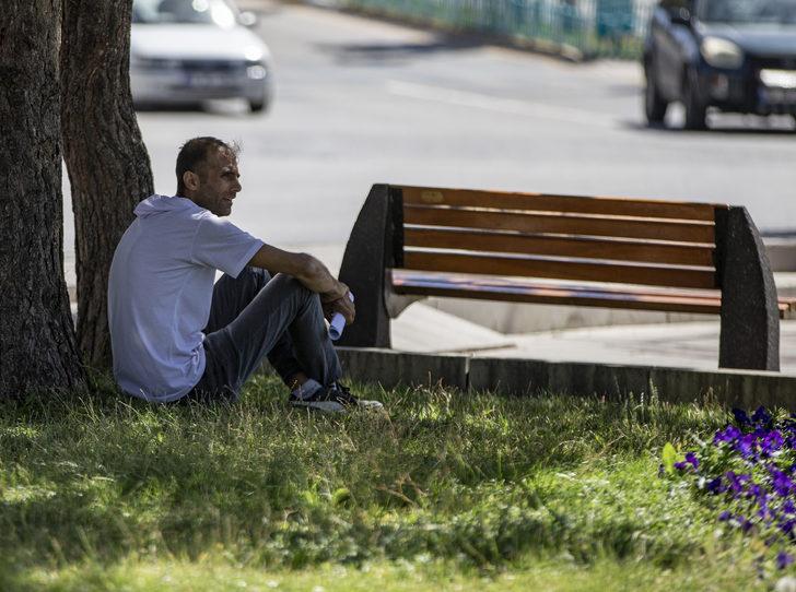 Erzurum'da sıcaktan bunalanlar süs havuzları kenarında ve yeşil alanlarda serinliyor G4
