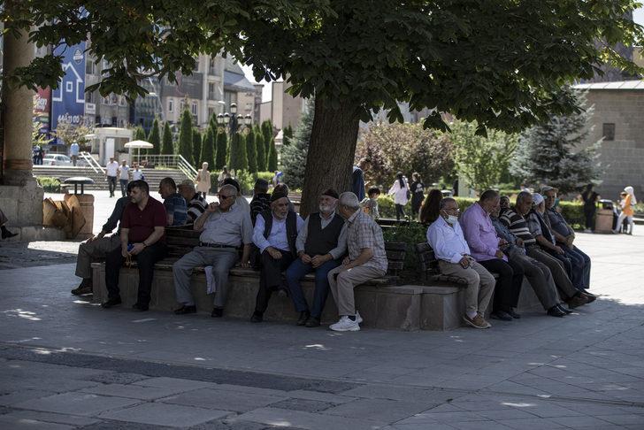Erzurum'da sıcaktan bunalanlar süs havuzları kenarında ve yeşil alanlarda serinliyor G5