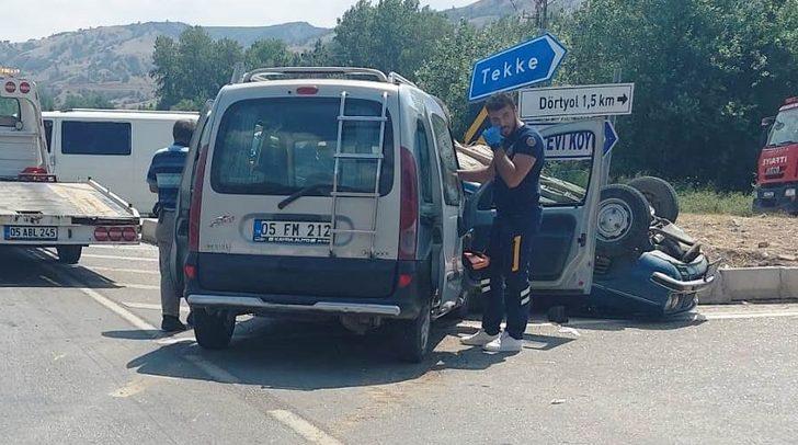 Amasya'da hafif ticari araç ile otomobilin çarpıştığı kazada 7 kişi yaralandı G1