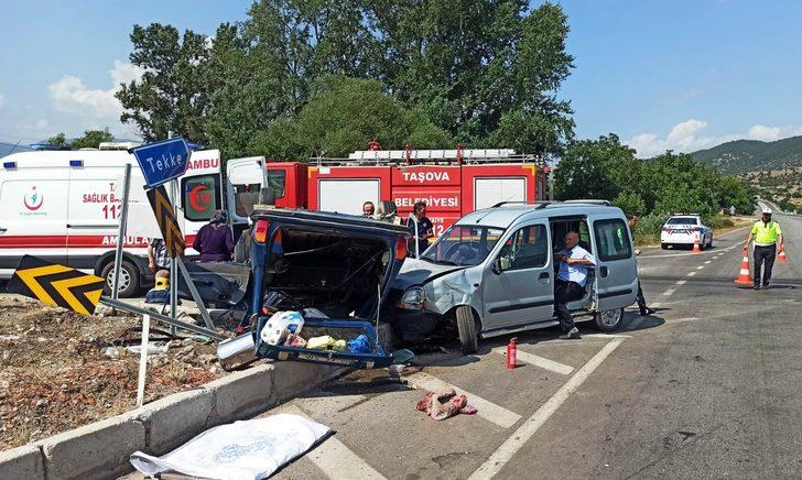Amasya'da hafif ticari araç ile otomobilin çarpıştığı kazada 7 kişi yaralandı G3
