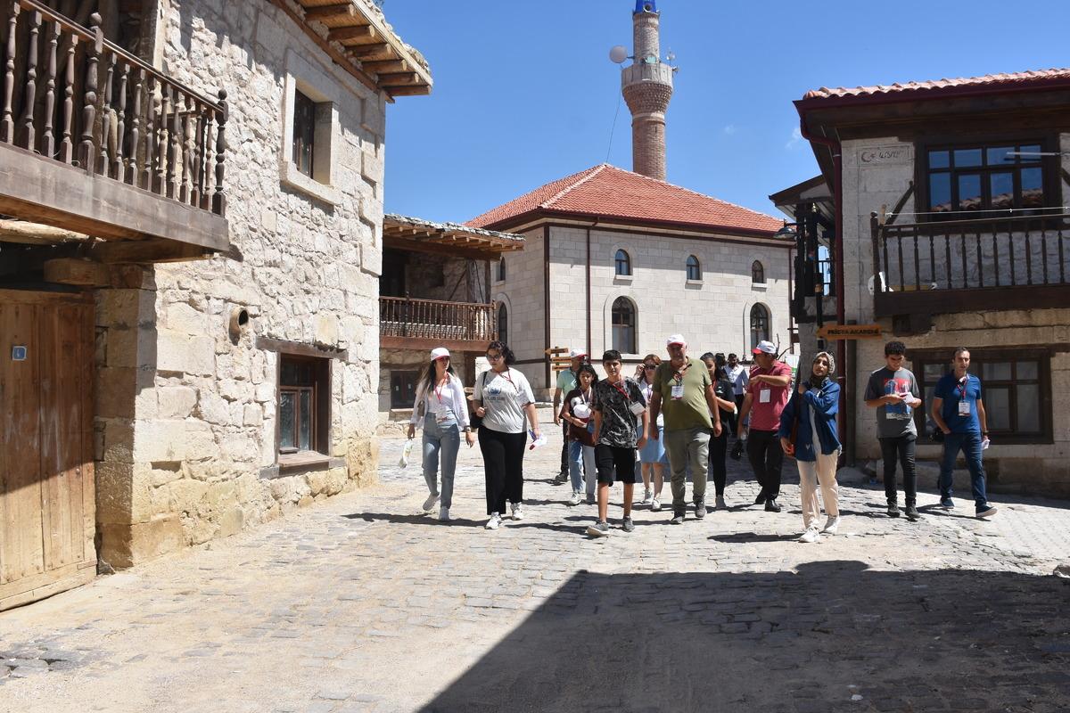 B&uuml;y&uuml;k Taarruz'un 100. yılı dolayısıyla şehit ve gazi &ccedil;ocukları Kocatepe'yi gezdi