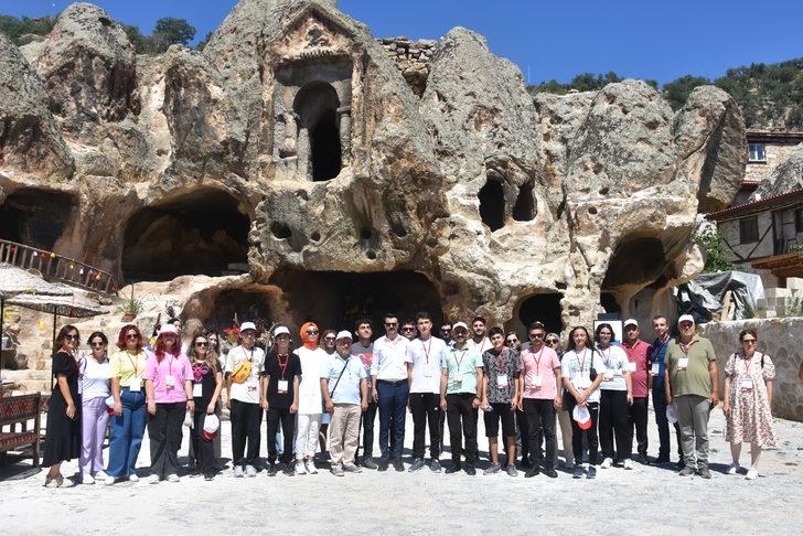 Büyük Taarruz'un 100. yılı dolayısıyla şehit ve gazi çocukları Kocatepe'yi gezdi G3