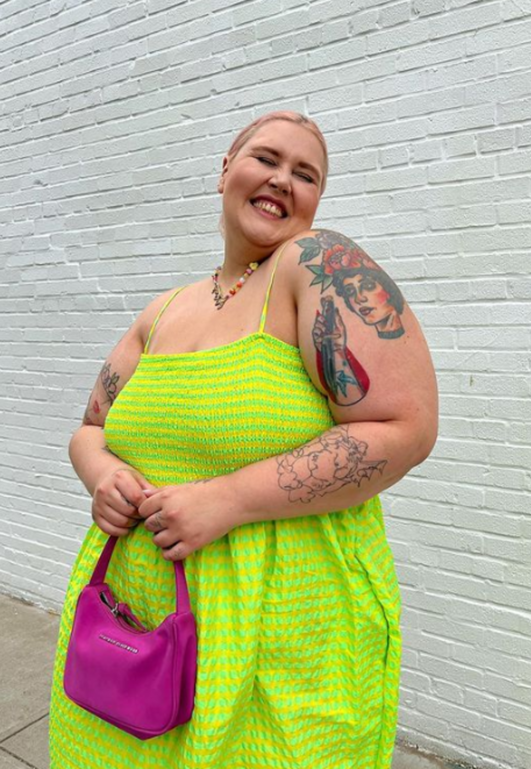 B&uuml;y&uuml;k beden model Abby Bible, pembe bikini &uuml;st&uuml;yle kalıpları yıktı! Sosyal medyadan yorum yağdı