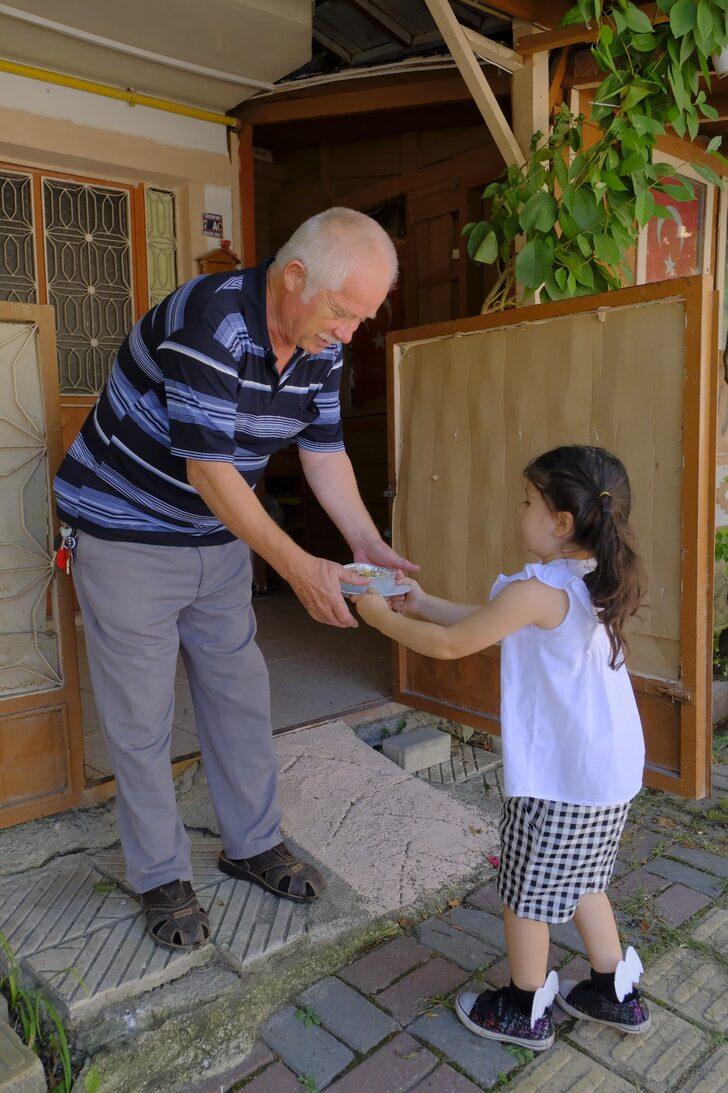 Kastamonu'da çocuklar yaptıkları aşureyi komşularıyla paylaştı G1