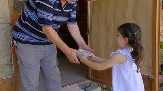 Kastamonu'da çocuklar yaptıkları aşureyi komşularıyla paylaştı