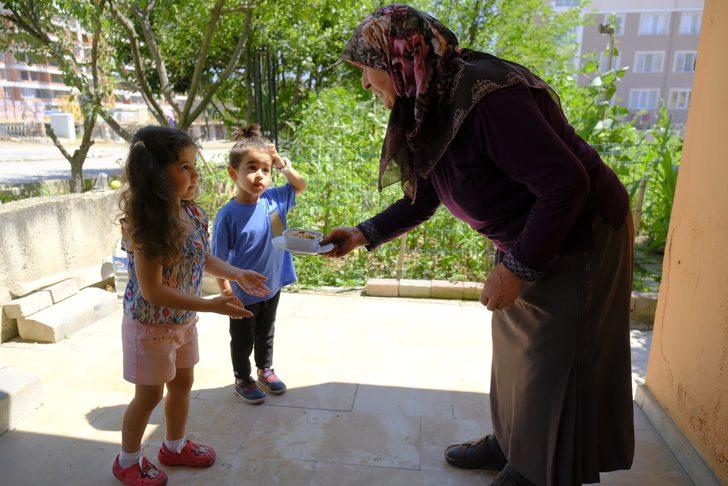 Kastamonu'da çocuklar yaptıkları aşureyi komşularıyla paylaştı G2