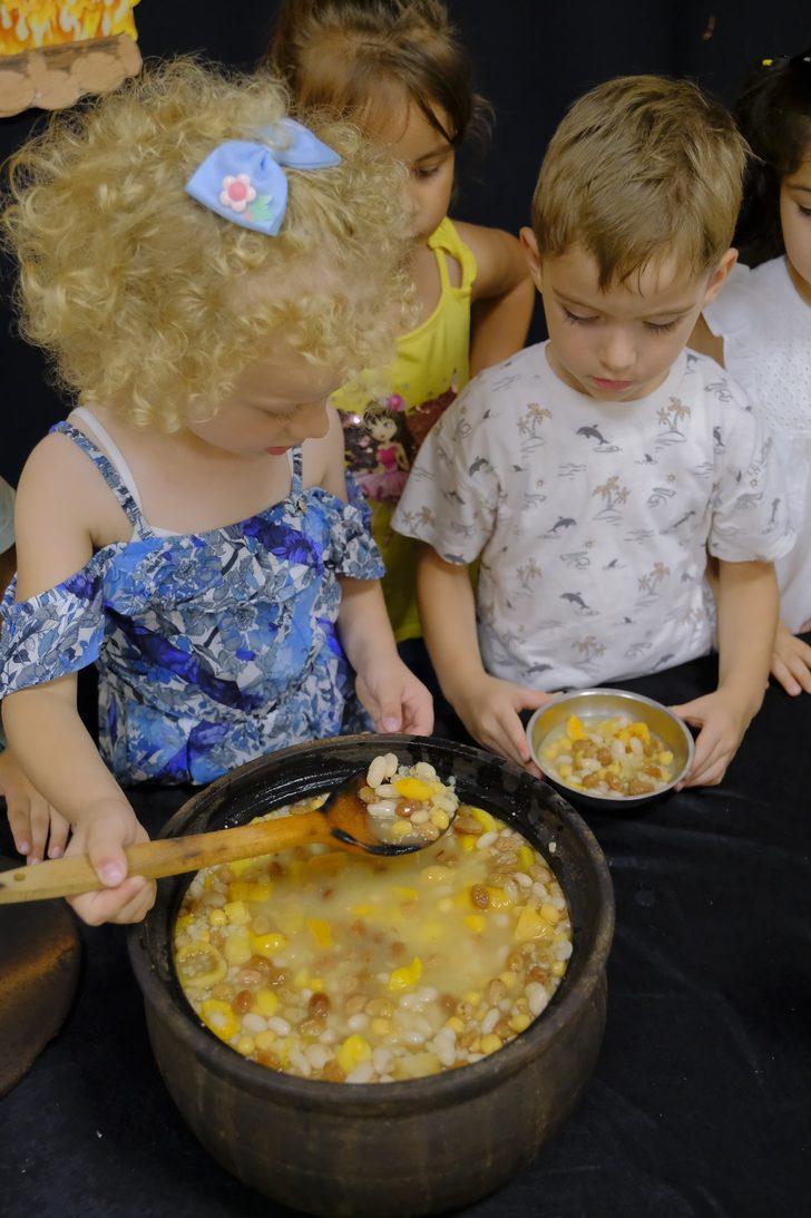 Kastamonu'da çocuklar yaptıkları aşureyi komşularıyla paylaştı G3