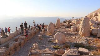 Yerli ve yabancı turistler Nemrut Dağı’na akın akın geldi! Fotoğraf kameralarına saldırıldılar 
