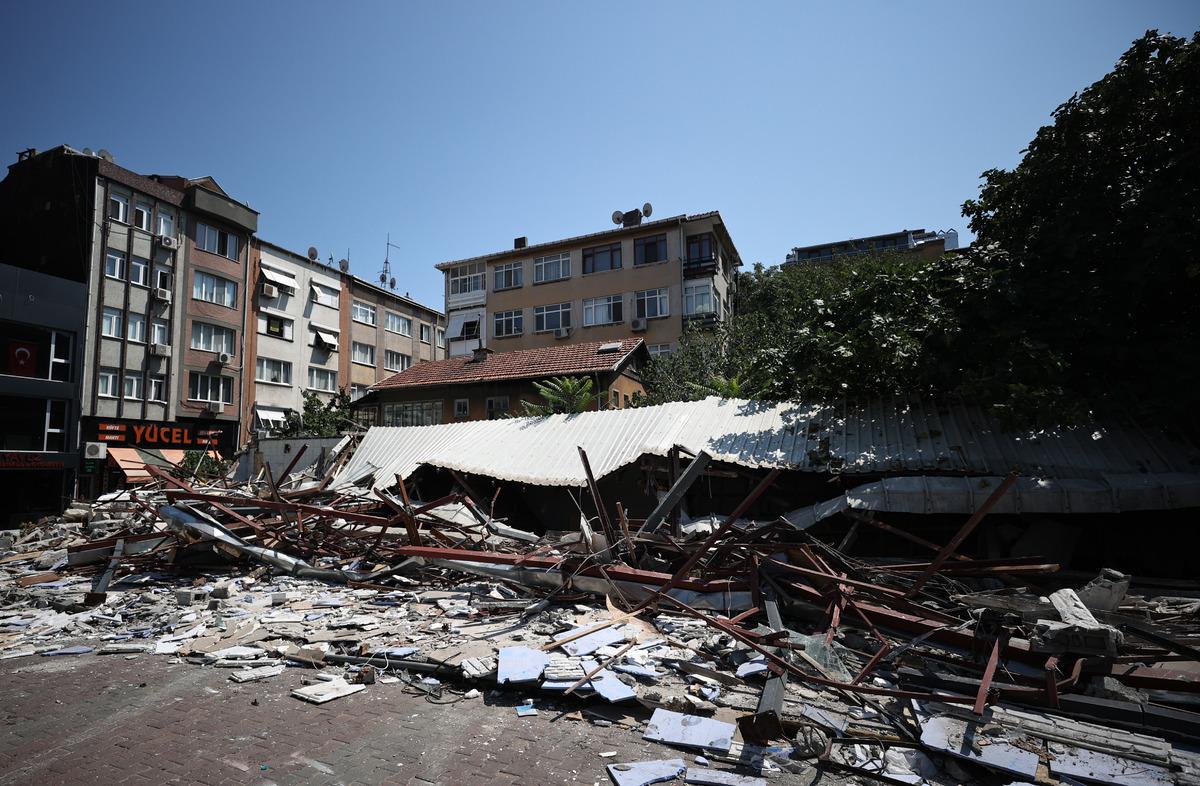 Bakırk&ouml;y Belediyesince Zeytinlik'teki d&uuml;kkanların yıkılması esnafın tepkisine neden oldu