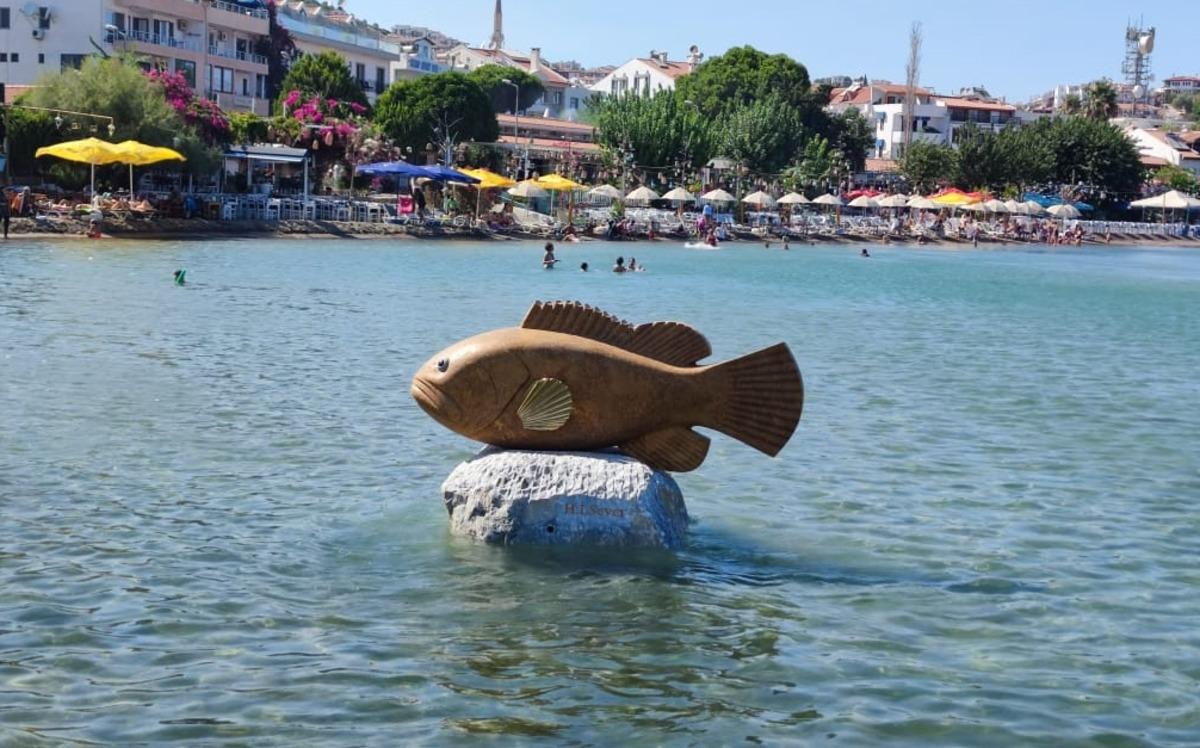 Dat&ccedil;a'da plaja 10 tonluk orfoz heykeli yerleştirildi