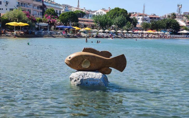 Datça'da plaja 10 tonluk orfoz heykeli yerleştirildi G1