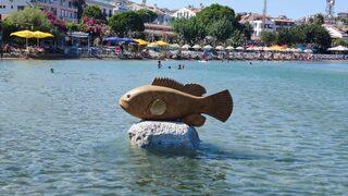 Datça'da plaja 10 tonluk orfoz heykeli yerleştirildi