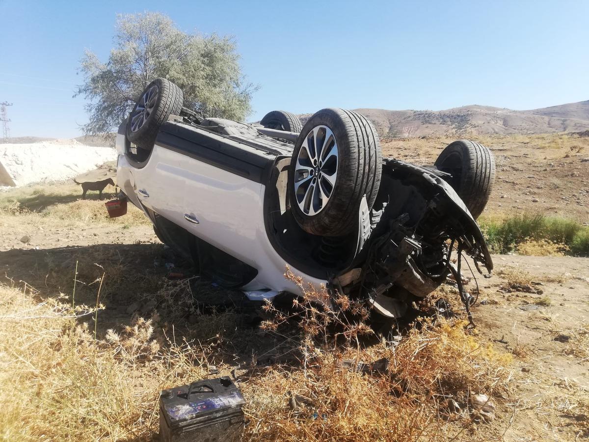 Batman'da şarampole devrilen otomobildeki 2 kişi yaralandı