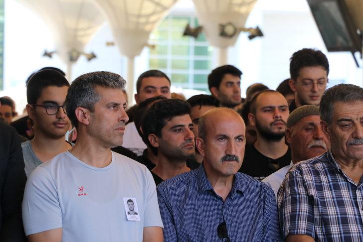 Ünlü oyuncunun kuzeniymiş! Gözyaşlarını tutamadı: Ankara'daki fırtınada hayatını kaybeden Taha Öztürk son yolculuğuna uğurlandı G5