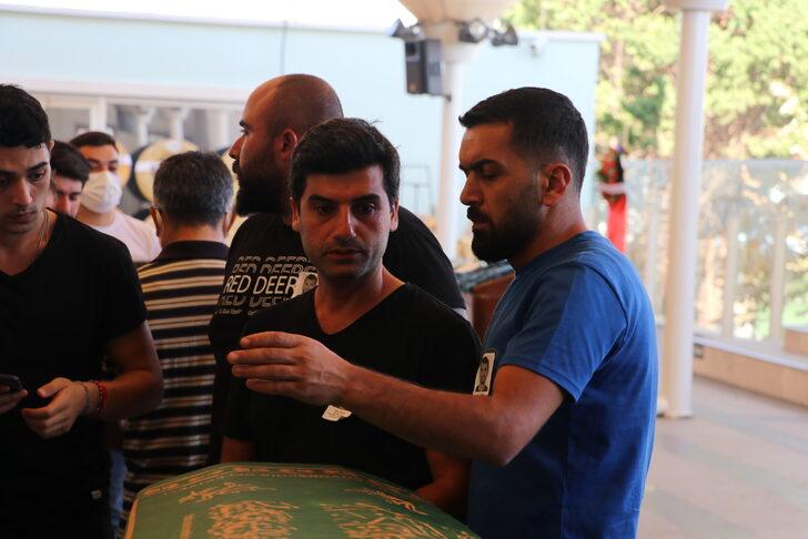 Ünlü oyuncunun kuzeniymiş! Gözyaşlarını tutamadı: Ankara'daki fırtınada hayatını kaybeden Taha Öztürk son yolculuğuna uğurlandı G3