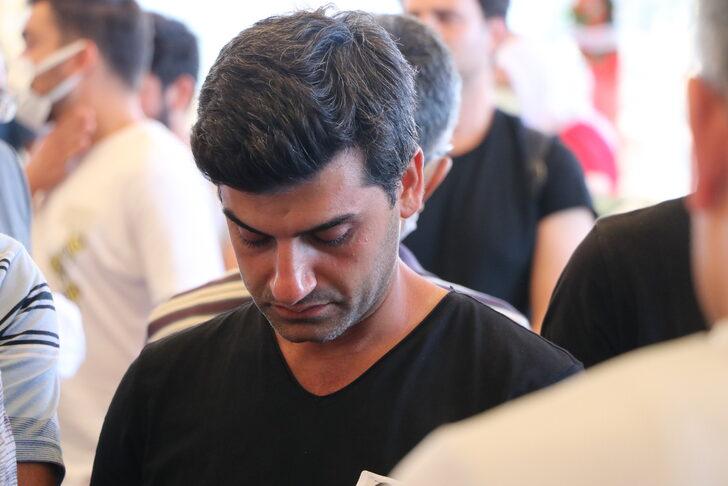 Ünlü oyuncunun kuzeniymiş! Gözyaşlarını tutamadı: Ankara'daki fırtınada hayatını kaybeden Taha Öztürk son yolculuğuna uğurlandı G4