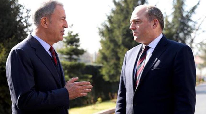 Bakan Akar İngiliz mevkidaşı Wallace ile görüştü