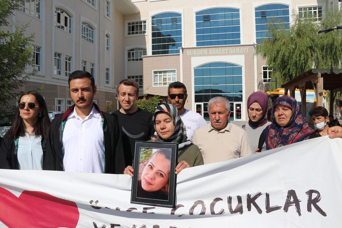 Burdur'da eşini av t&uuml;feğiyle &ouml;ld&uuml;ren sanığın yargılanmasına başlandı