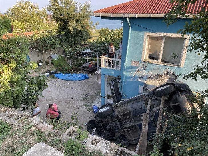 Sinop’ta otomobilin bahçeye devrildiği kazada bir kişi öldü 3 kişi yaralandı G4