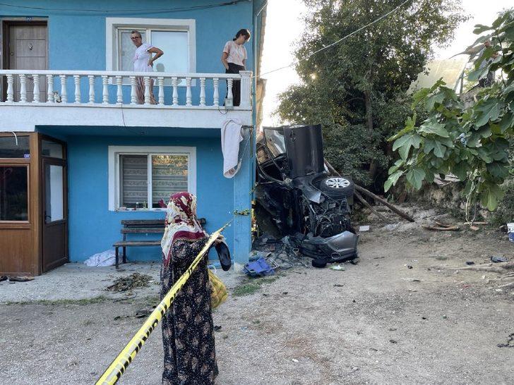 Sinop’ta otomobilin bahçeye devrildiği kazada bir kişi öldü 3 kişi yaralandı G5