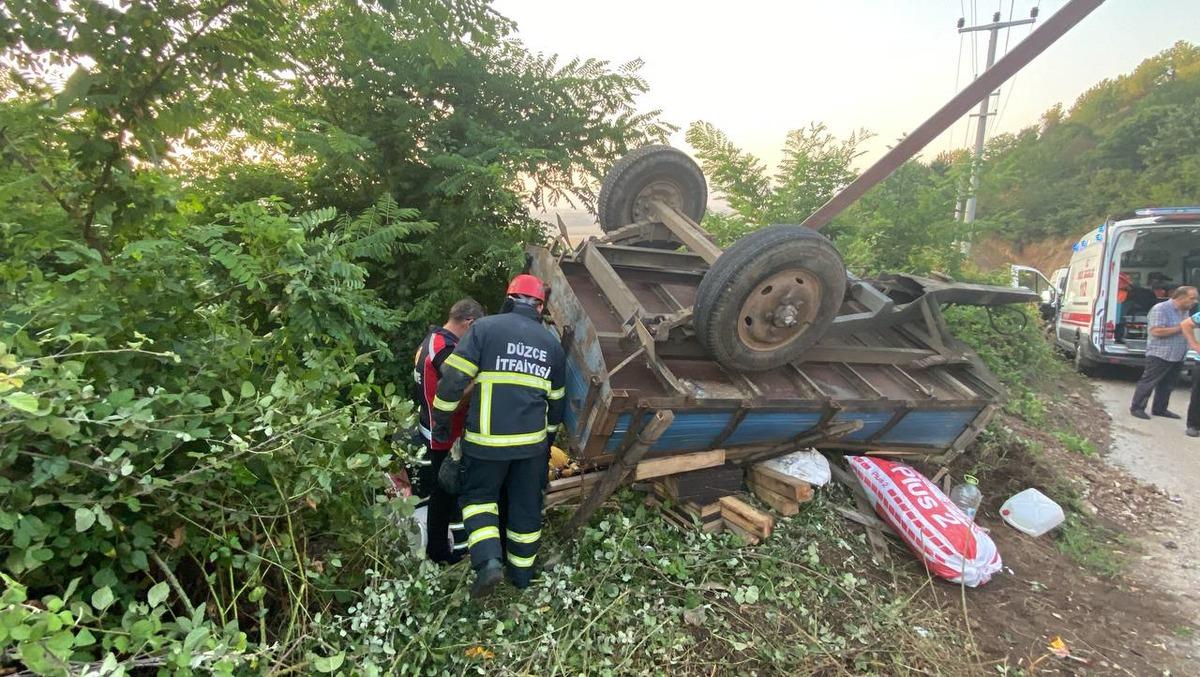 D&uuml;zce'de fındık iş&ccedil;ilerini taşıyan trakt&ouml;r&uuml;n r&ouml;morku devrildi