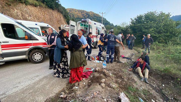 Düzce'de fındık işçilerini taşıyan traktörün römorku devrildi G3