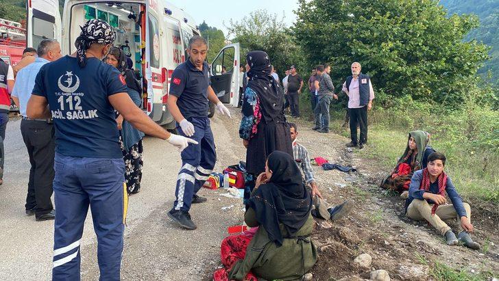 Düzce'de fındık işçilerini taşıyan traktörün römorku devrildi G4