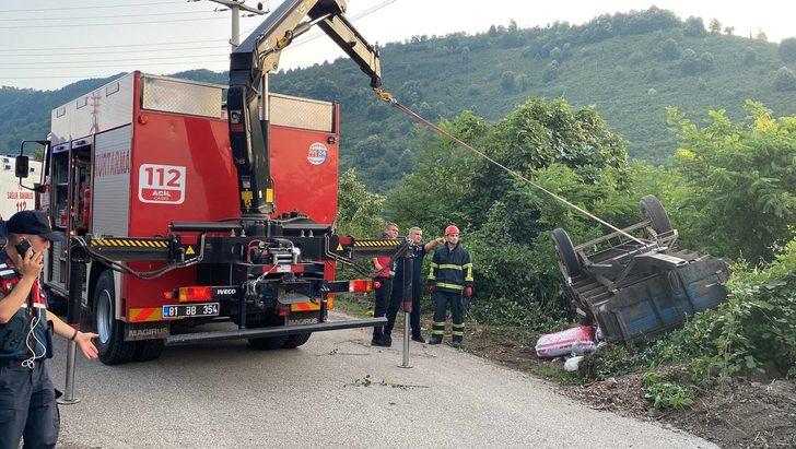 Düzce'de fındık işçilerini taşıyan traktörün römorku devrildi G5
