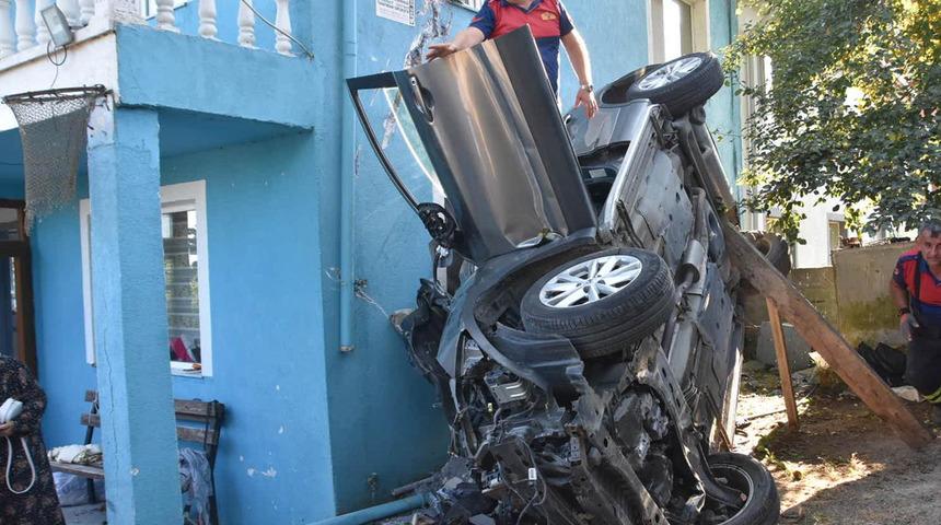 Sinop'ta feci kaza! Otomobil bahçeye devrildi: 1 kişi öldü, 3 kişi yaralandı