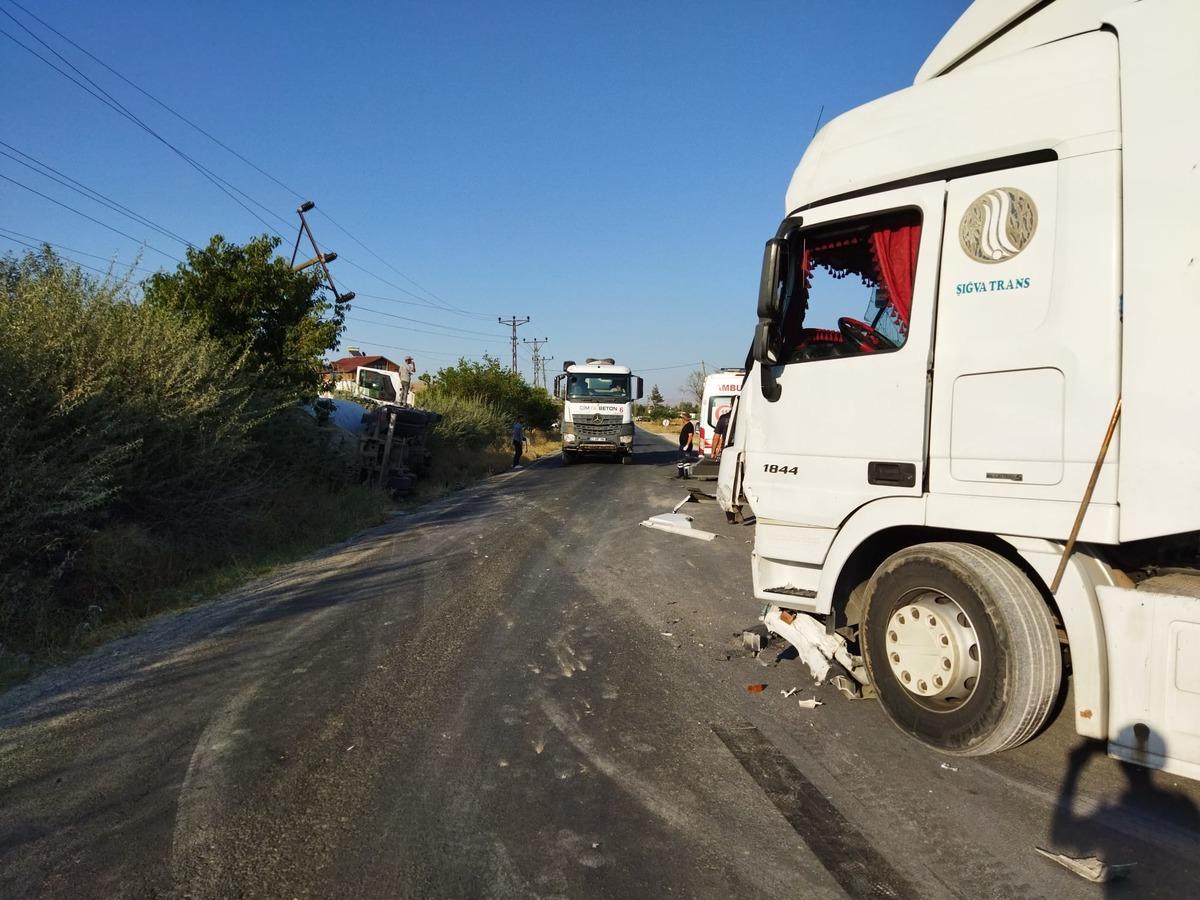 Elazığ'da beton mikseriyle tırın &ccedil;arpıştığı kazada s&uuml;r&uuml;c&uuml;ler yaralandı