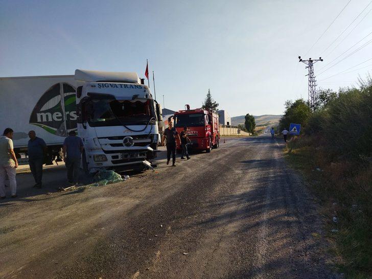 Elazığ'da beton mikseriyle tırın çarpıştığı kazada sürücüler yaralandı G3