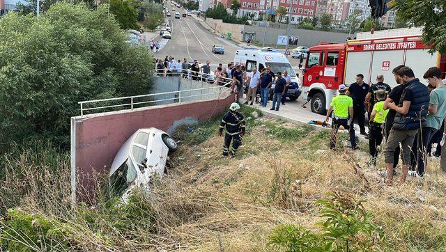Edirne'de bir otomobil su kanalına düştü