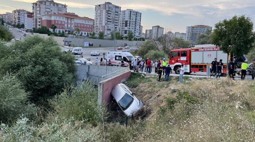 Edirne'de bir otomobil su kanalına düştü