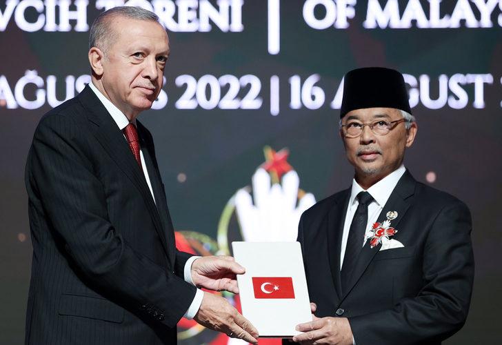Cumhurbaşkanı Erdoğan, Malezya Kralı'na devlet nişanı verdi