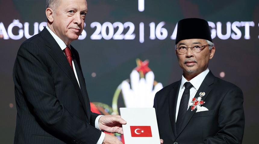 Cumhurbaşkanı Erdoğan, Malezya Kralı'na devlet nişanı verdi