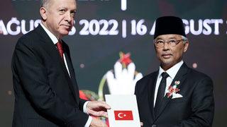 Cumhurbaşkanı Erdoğan, Malezya Kralı'na devlet nişanı verdi