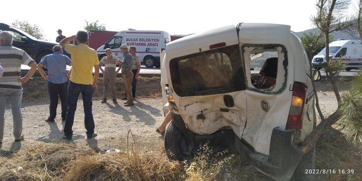 Burdur'da hafif ticari araçla otomobilin çarpıştığı kazada 4 kişi yaralandı G3